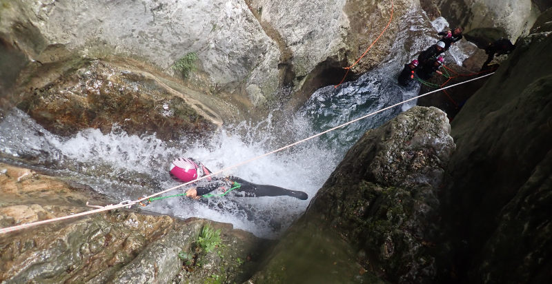 Calata con corda nel torrente Campione durante una discesa canyoning