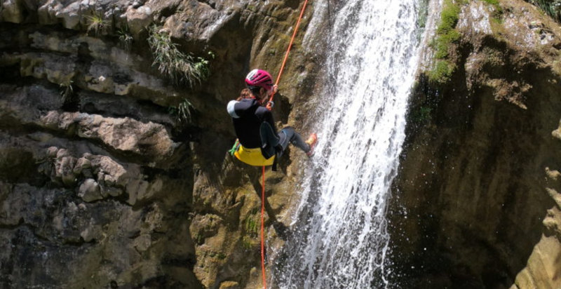 Calata con corda nel canyon del torrente Vione in provincia di Brescia