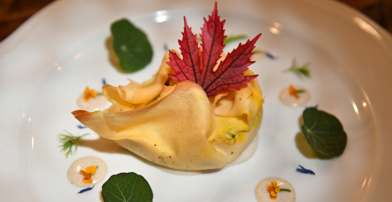 Dettagli eleganti della cena servita a bordo della galeone