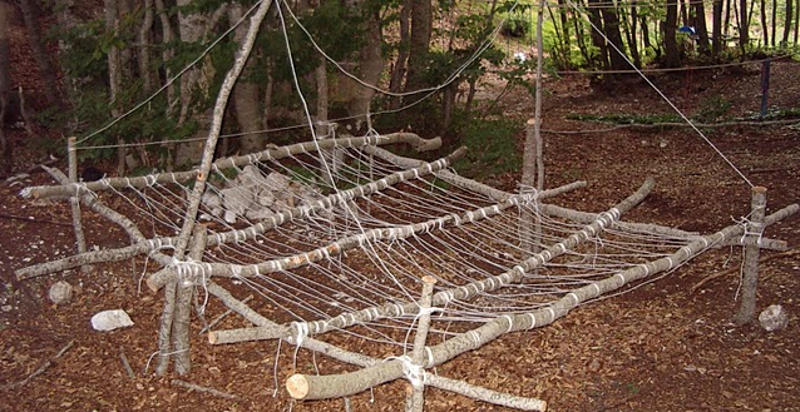 Costruzione di un rifugio d'emergenza nella natura