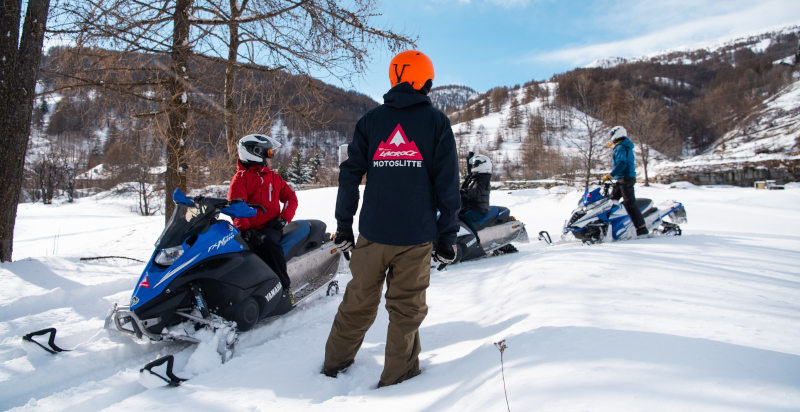 Escursione in motoslitta con aperitivo nel bosco