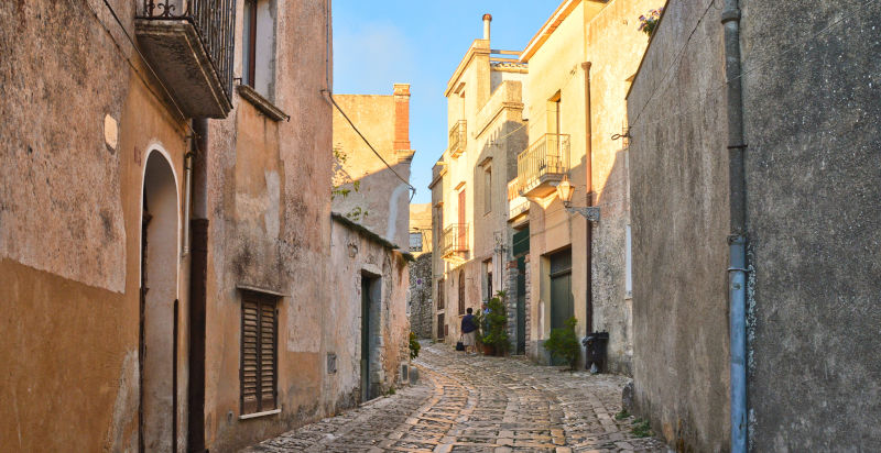 Viuzze acciottolate di Erice tra antiche chiese