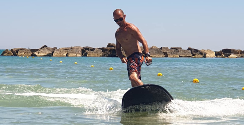 Divertimento in jet surf lungo la costa delle Marche