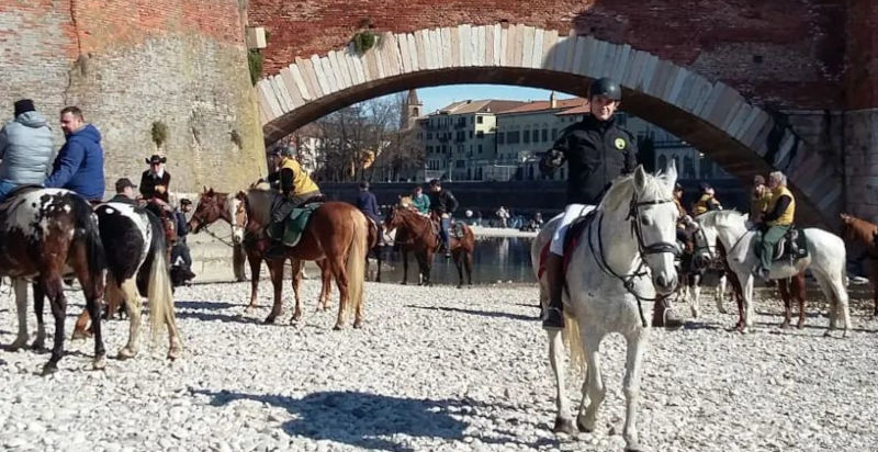 Cavalli e cavalieri a Verona lungo le sponde del fiume Adige