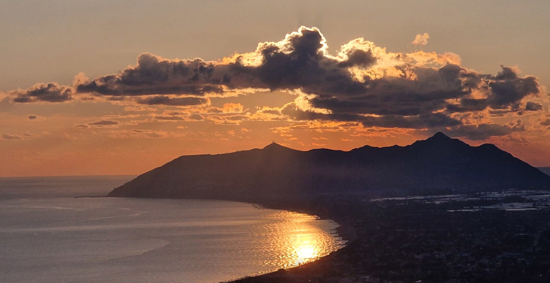 Aeroplano in volo sopra le coste di Pontinia