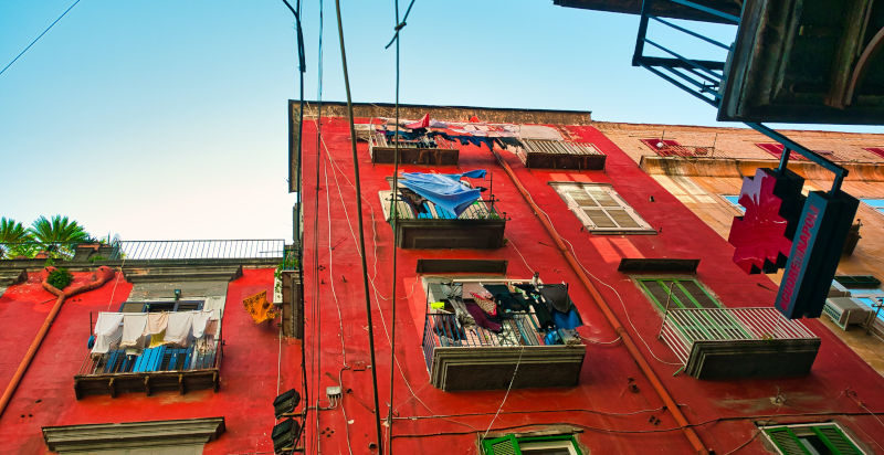 Scorcio di una strada pittoresca a Napoli
