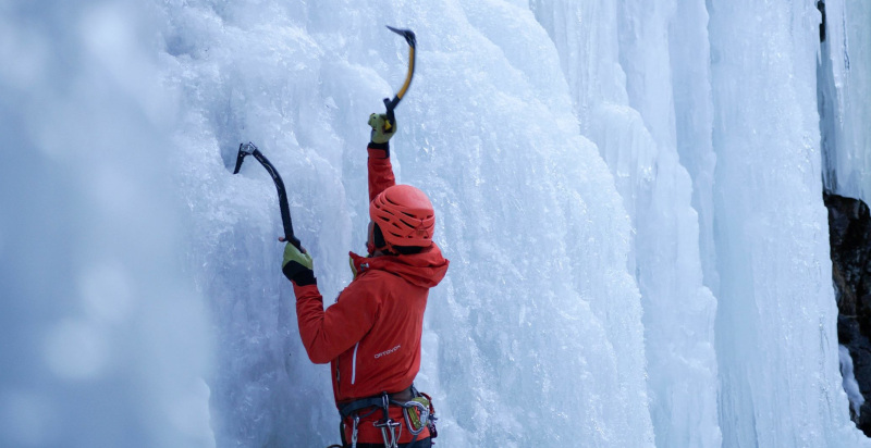 Arrampicata su ghiaccio su cascate ghiacciate in Alto Adige