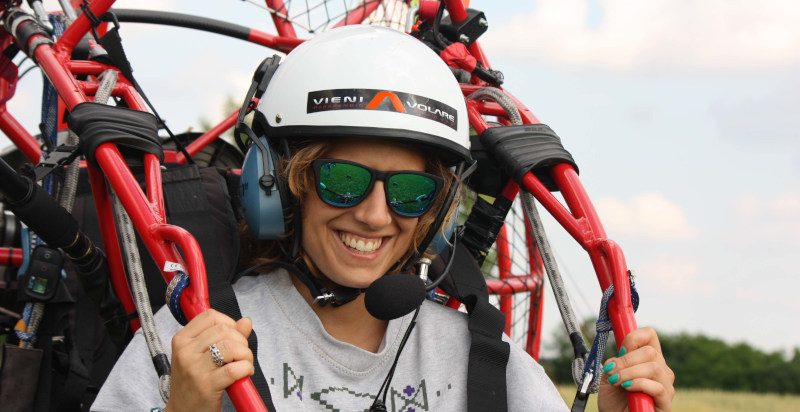 Comodamente seduti in un paramotore, volo sopra Asolo