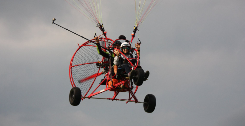 Paramotore in volo sopra Borso del Grappa in Veneto