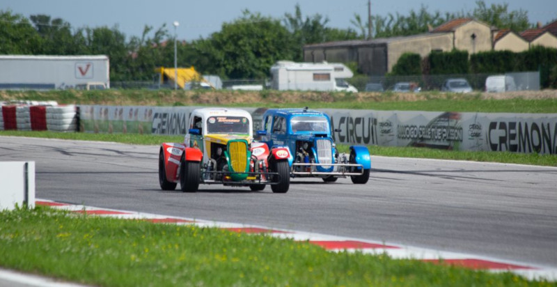 Fai un giro in Legend Car a Castelletto di Branduzzo