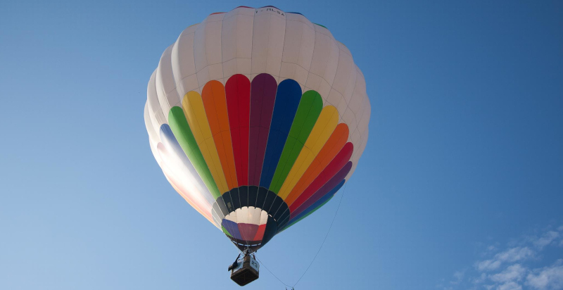 Mongolfiera colorata in volo sopra Treviso