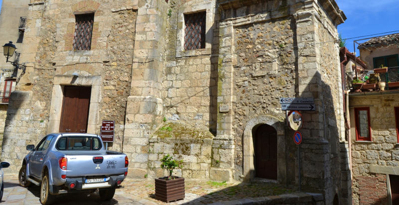 Esplorazione delle strette vie di Petralia Soprana in escursione 4x4