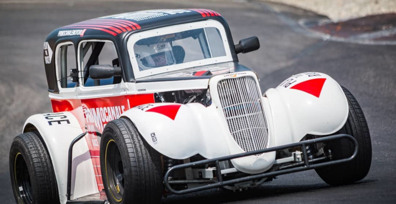 Prenota la tua esperienza di guida in Legend Car a Castelletto