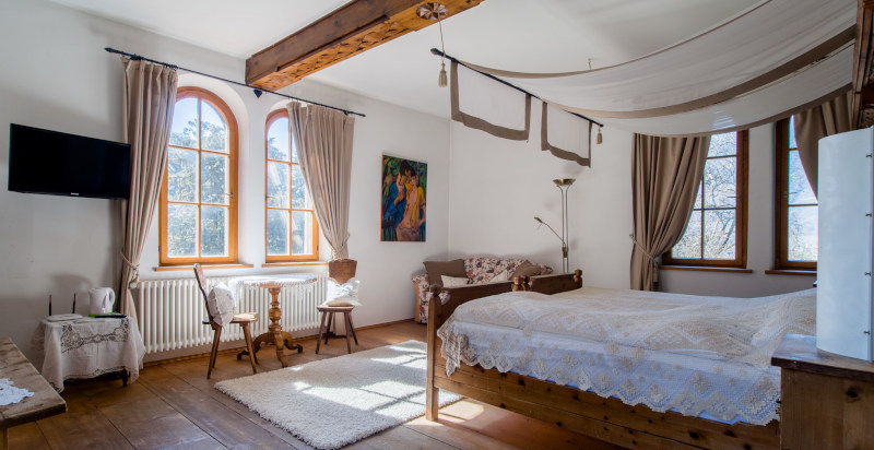 Camera matrimoniale nel Castel Pienzenau con vista sulle montagne altoatesine