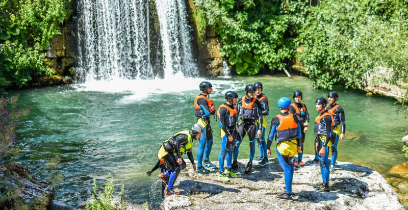 Momenti di adrenalina durante il canyoning sul fiume Aventino