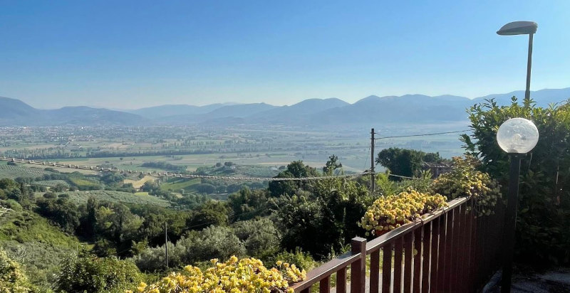 Vista sui vigneti al tramonto da un agriturismo a Montefalco