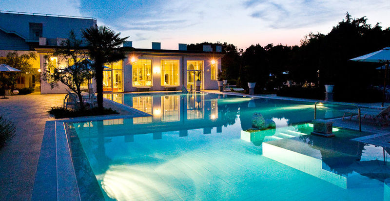 Vista notturna illuminata dell’hotel a Montegrotto Terme