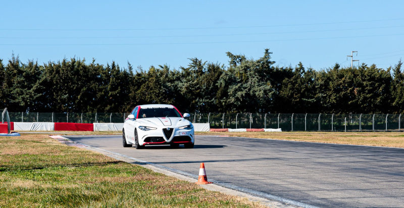 Alfa Giulia Quadrifoglio guidata sulla pista Valle dei Templi di Racalmuto