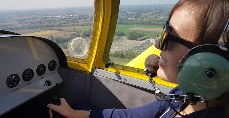 Allieva pilota l'aereo per la prima volta sopra la provincia di Brescia