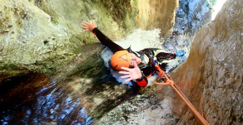Scivolo naturale durante il canyoning vicino a Bolzano