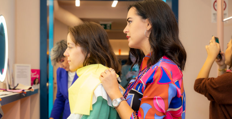 Analisi dei toni di pelle durante una consulenza di armocromia a Milano