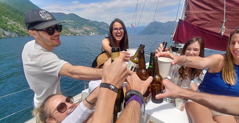 aperitivo in barca a vela sul lago d'iseo