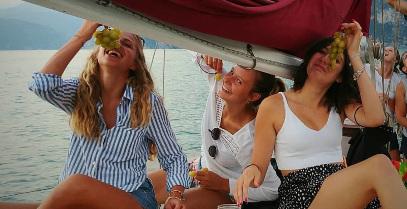 relax in barca a vela sul lago d'iseo con vino e stuzzichini