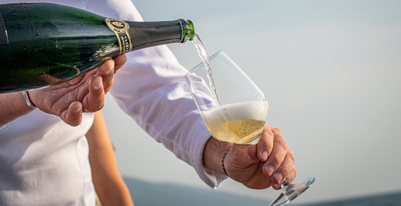 peritivo in barca a vela sul Lago di Garda con vista panoramica