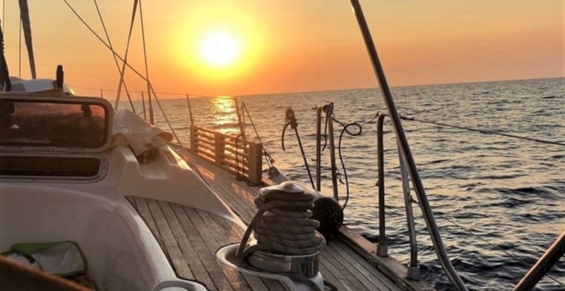 Aperitivo in barca al tramonto nel Salento