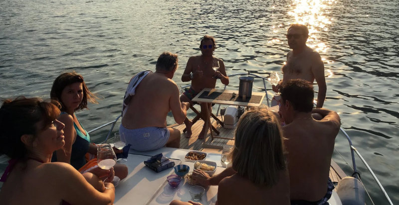 Aperitivo in barca sul Lago di Como al tramonto