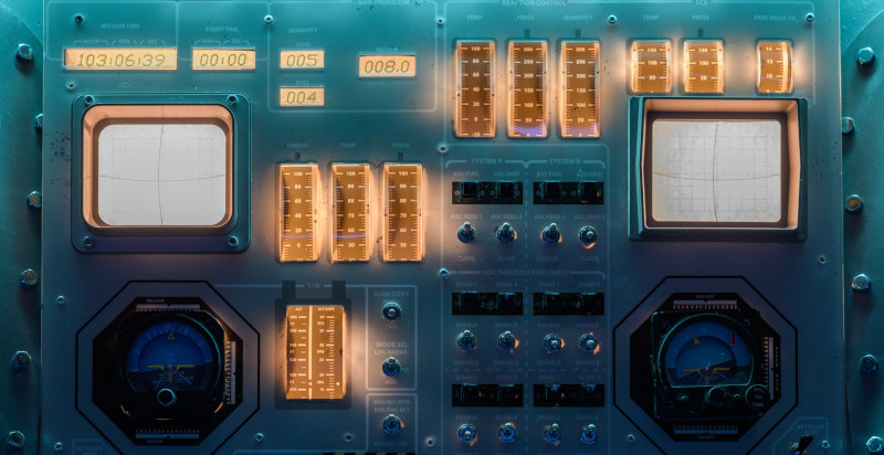 Dettagli interni del modulo lunare nella stanza tematica