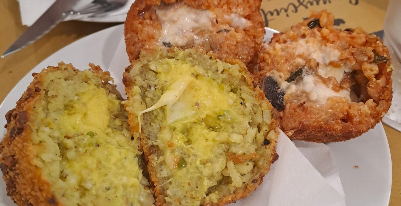 Arancini siciliani fritti ripieni di carne e verdure - Street Food Tour Catania