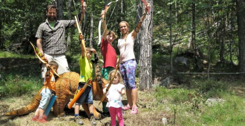 Esperienza di famiglia con arco e frecce nella natura trentina