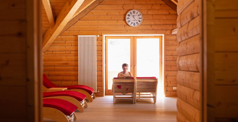 Area relax del Day Spa a Treinke con lettini e luce naturale