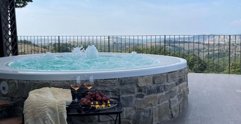 Area wellness con sauna e vasca idromassaggio al Castellare di Tonda Resort & Spa Montaione