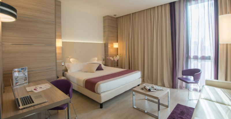 Soggiorno con suite e camere moderne a Limbiate