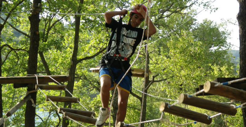 Percorso sospeso sui tronchi al Campo Avventura Natura in Umbria