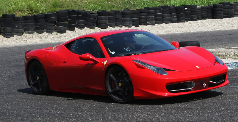 Guidare supercar in pista come regalo ad un amico