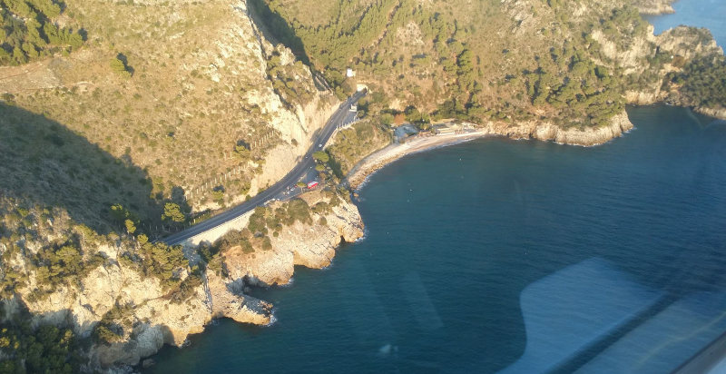 Autogiro in volo sopra le coste del Lazio