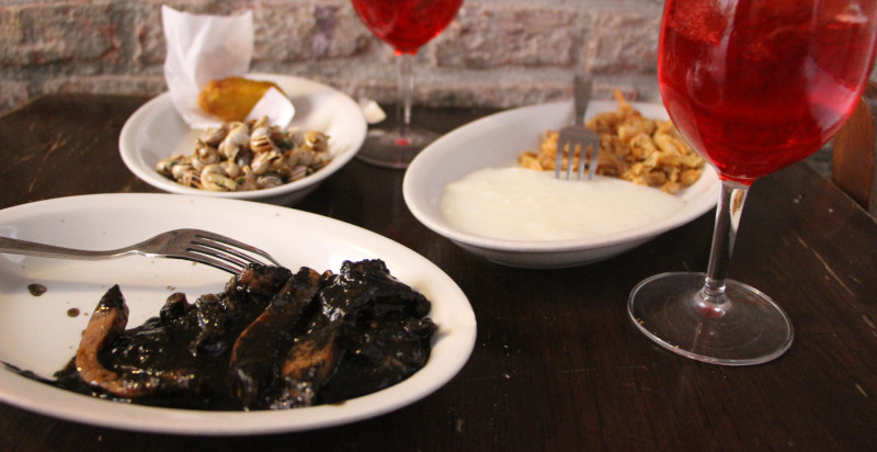 Assaggio polenta bianca e baccalà nei bacari di Venezia