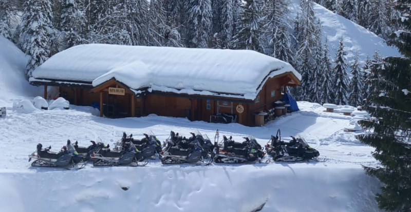 Baita Belfud a Foppolo con motoslitte parcheggiate