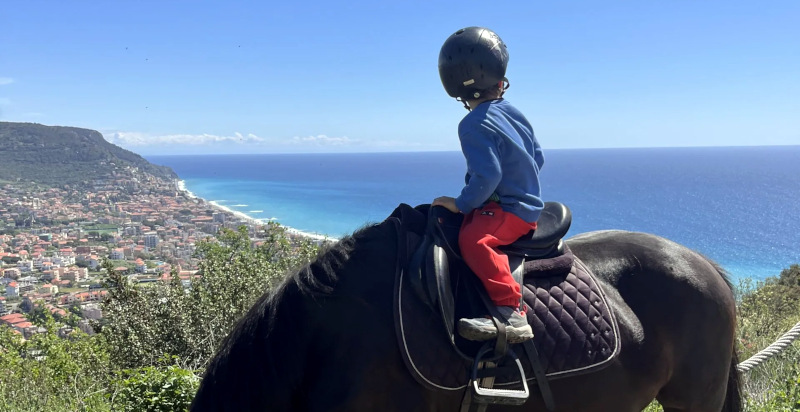 bambino in sella sul pony nel Parco Asinolla