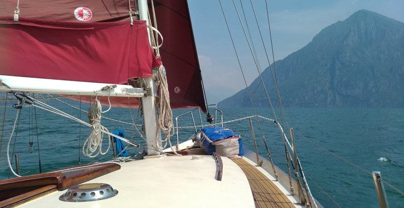 esperienza romantica in barca a vela lago iseo