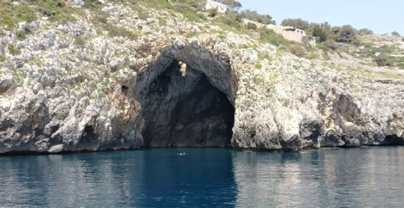 Grotte costiere del Salento esplorate durante l'escursione in barca a vela