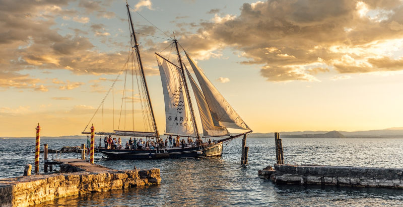 Escursione in barca a vela con aperitivo a bordo lago di Garda