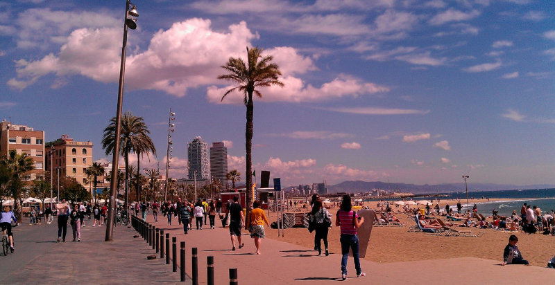 La famosa via di Barcelona lungo la spiaggia
