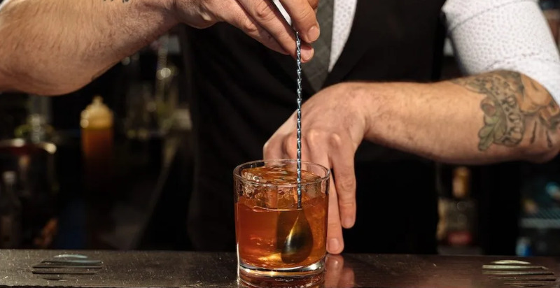 Barman esperto che prepara un cocktail creativo in un bar di Roma