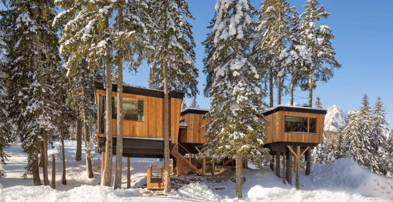 Vista della casa sull'albero a Sesto in inverno