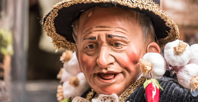 Particolare statua nella via dei presepi a Napoli