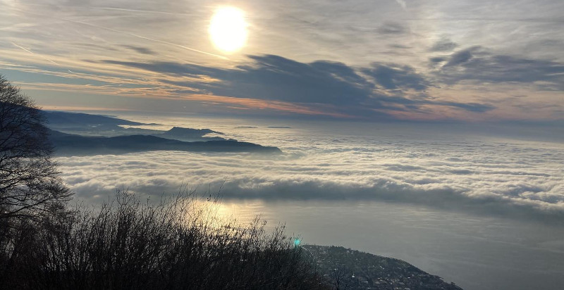 Volo in parapendio sopra la sponda occidentale del Lago di Garda